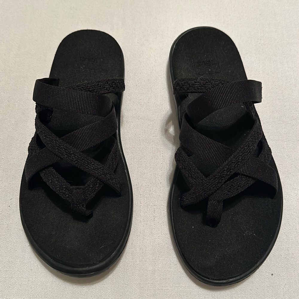 Black Teva fun strappy sandals 🖤